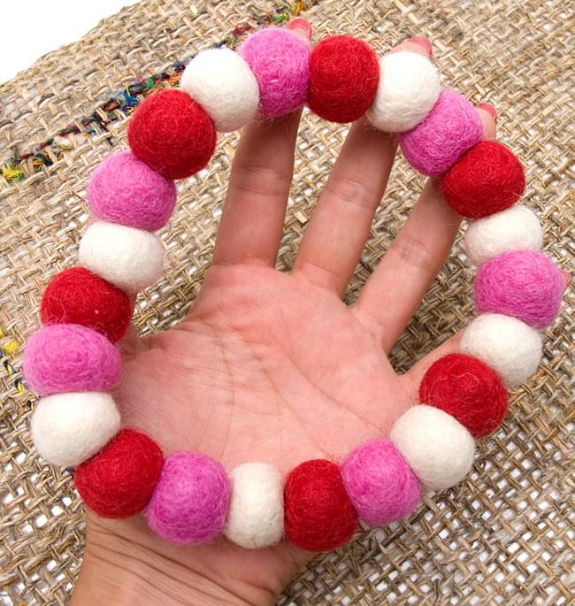 〔35cm〕★犬の首輪・猫首輪★手作りフェルト!ワンにゃんネックレス - 牡丹 3 - 大きさを感じていただく為、手に持ってみたところです。