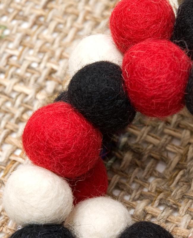 〔50cm〕★犬の首輪・猫首輪★手作りフェルト!ワンにゃんネックレス - 白×赤×黒系 2 - 拡大してみたとろこです。ふんわりとしながら、押すと弾力があり意外と丈夫です!色合いと風合いもとってもかわいいです。