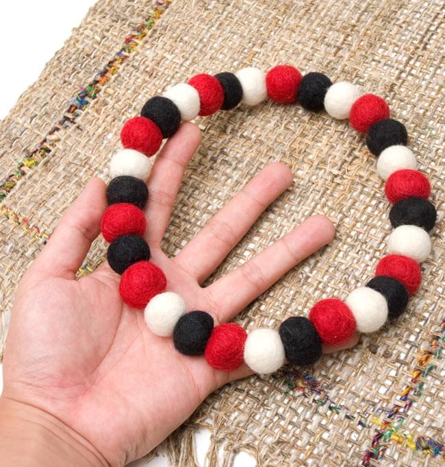 〔50cm〕★犬の首輪・猫首輪★手作りフェルト!ワンにゃんネックレス - 白×赤×黒系 3 - 大きさを感じていただく為、手に持ってみたところです。