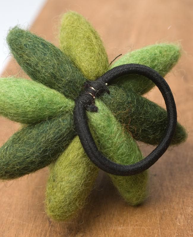モコモコフェルトのお花のヘアゴム 【グリーン】 2 - 裏面です