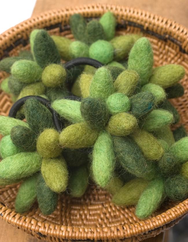 モコモコフェルトのお花のヘアゴム 【グリーン】 4 - ひとつひとつ若干お色味が異なる場合もございます。