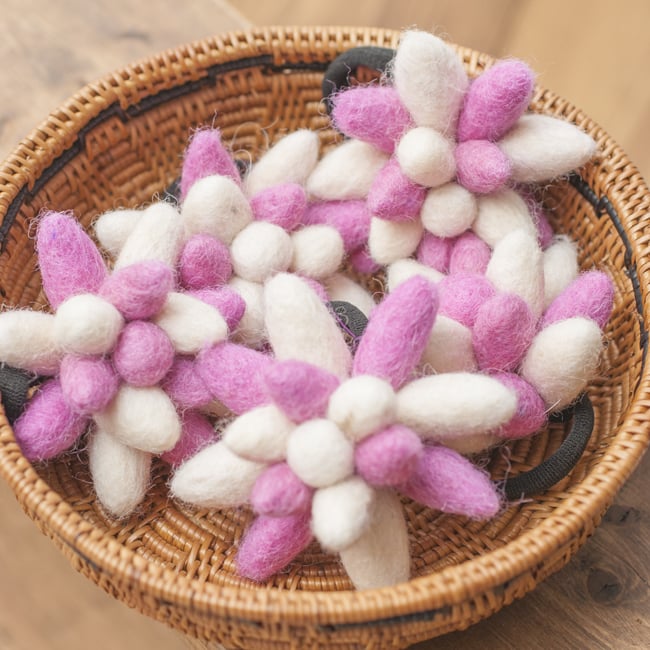 モコモコフェルトのお花のヘアゴム 【白×ピンク】 4 - ひとつひとつ若干お色味が異なる場合もございます。