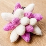 モコモコフェルトのお花のヘアゴム　【白×ピンク】の商品写真