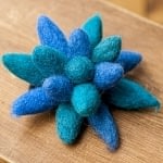 モコモコフェルトのお花のヘアゴム　【ブルー系】の商品写真