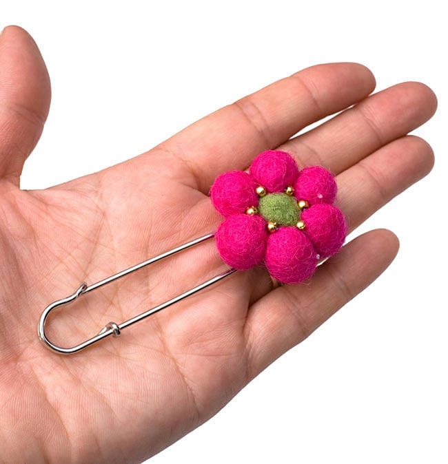 フェルトのお花ブローチ (ピン付き) 4 - 大きさがわかるよう、同じ大きさの商品を手に持ってみました。