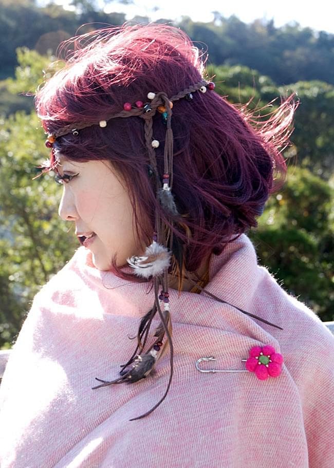 フェルトのお花ブローチ (ピン付き) 6 - ストールに付けてみました。シンプルなので合わせやすいです。