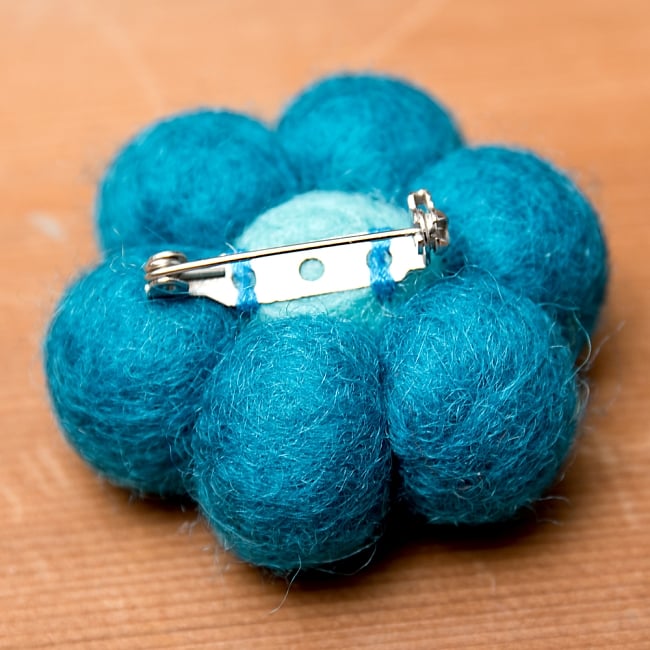 フェルトのお花ブローチ - ターコイズ×水色 2 - 裏面です。