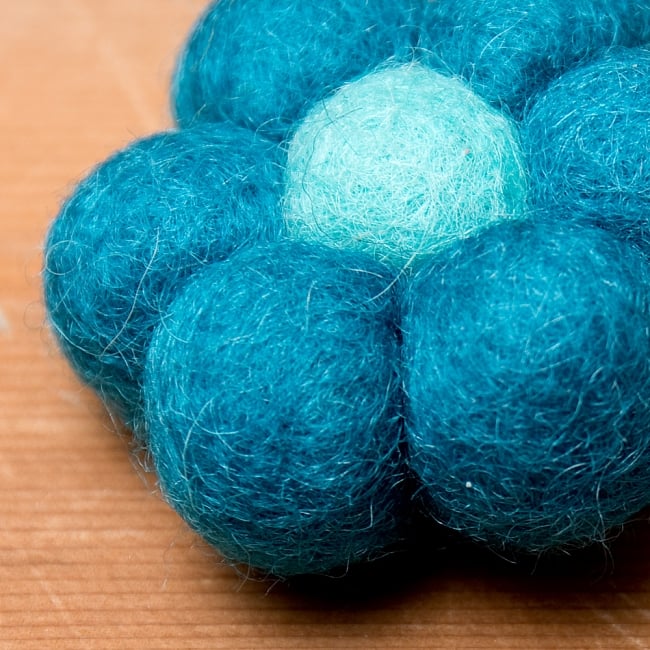 フェルトのお花ブローチ - ターコイズ×水色 3 - お花部分をアップにしてみました。フェルトの暖かな手触りが魅力的です。