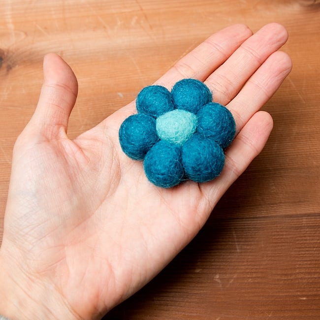 フェルトのお花ブローチ - ターコイズ×水色 4 - 大きさがわかるよう、手に持ってみました。