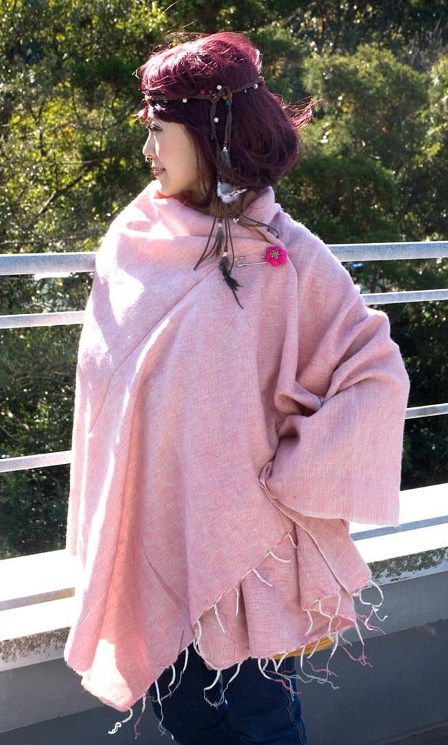 フェルトのお花ブローチ - ターコイズ×水色 6 - 同種の商品をストールに付けてみました。シンプルなので合わせやすいです。