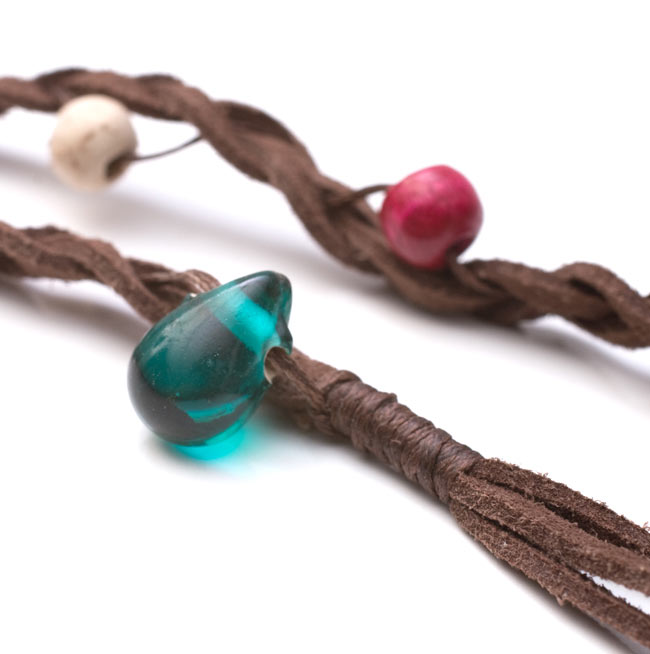 3通り楽しめる!ヒッピーヘアバンド 【茶】の商品写真 4枚目 一部分を拡大してみました。ビーズが可愛いです。