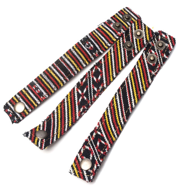 ネパールゲリコットンのボタンブレス 【黒・赤系】 2 - 手作りのため、ひとつひとつ若干異なります。