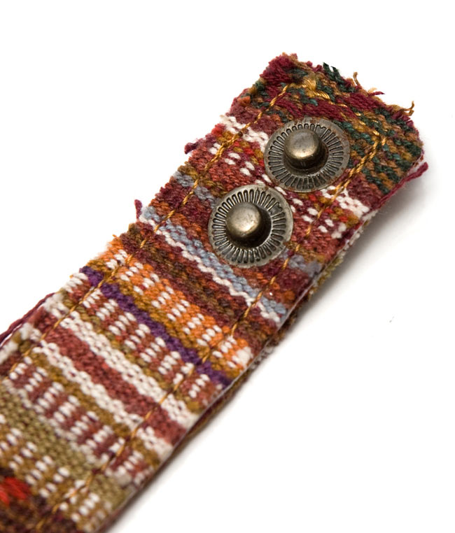 ネパールゲリコットンのボタンブレス 【黒・赤系】 3 - ボタン部分はこんな感じで調整可能です。(こちらは同じデザインの色違いです)