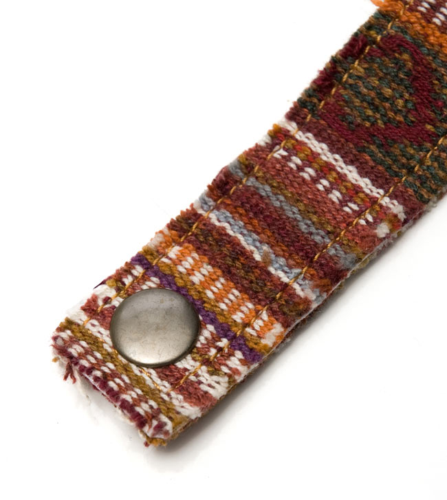 ネパールゲリコットンのボタンブレス 【黒・赤系】 4 - スナップボタンなので留めやすいですよ。(こちらは同じデザインの色違いです)