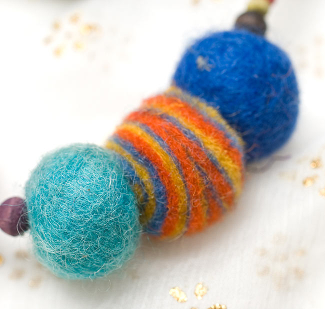 フェルトのボンボンブレス - ミックス 2 - アップにしてみました。