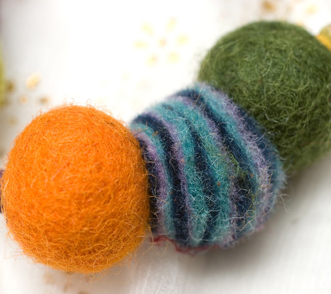 フェルトのボンボンブレス - ミックス 3 - アップにしてみました。