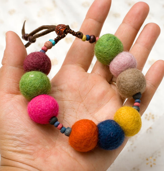 フェルトのボンボンブレス - ミックス 5 - 大きさがわかるように手にとってみました。