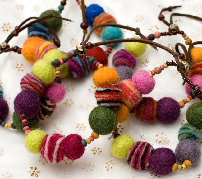 フェルトのボンボンブレス - ミックス 6 - ひとつひとつ、手作りなので風合いが異なるのも素敵。