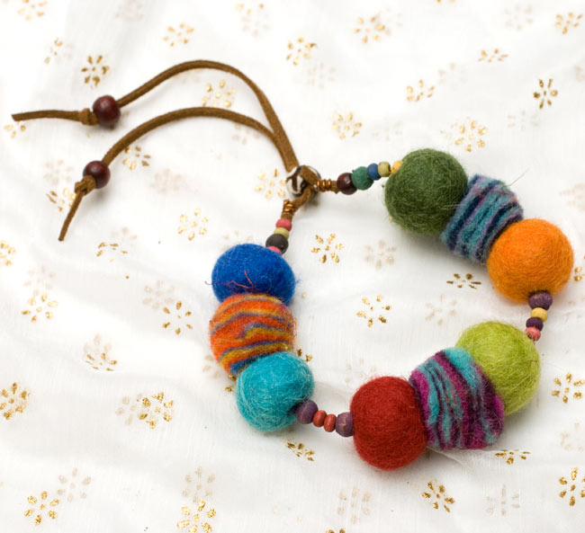 フェルトのボンボンブレス - ミックスの写真