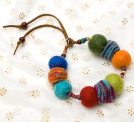 フェルトのボンボンブレス - ミックスの商品写真