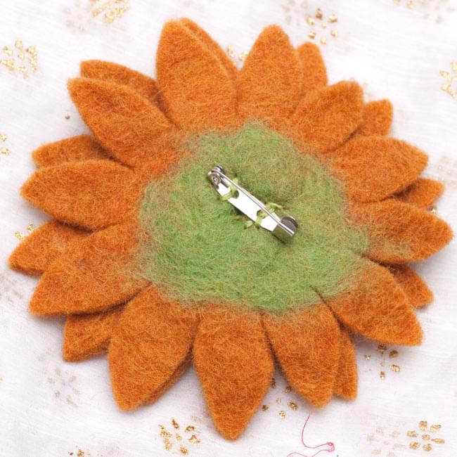手作りフェルトのお花ブローチ 大 茶色系 の通販 Tirakita Com
