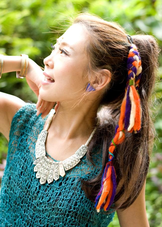 フェルトのヒッピーヘアゴム 【パープル・ピンク系】 7 - 違う色の商品をモデルさんが実際につけてみました。存在感がいい感じです。