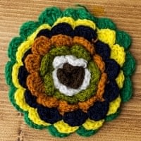 手作り毛糸のお花ブローチ - 黄色緑系アソートの商品写真