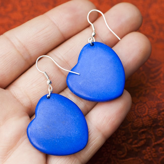 ハート型のボーンピアス【両耳ペア】 5 - 手にとってみるとこれくらいの大きさです。