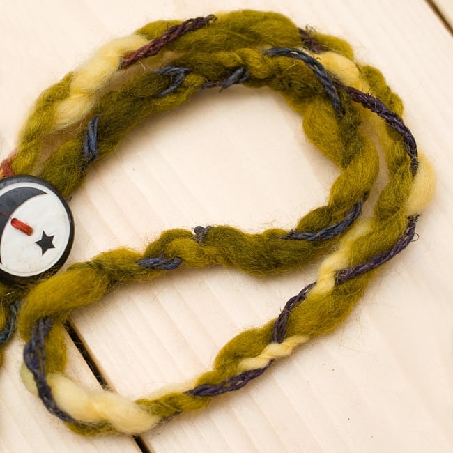 もこもこフェルトのヒッピーヘアバンド - 緑系の商品写真 2枚目 アップにしてみました。ふわふわがとっても可愛いです。