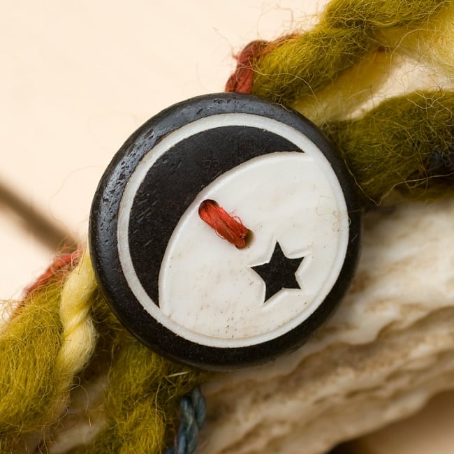 もこもこフェルトのヒッピーヘアバンド - 緑系の商品写真 4枚目 ウッドビーズをUPにしてみました。通す紐の色はひとつひとつ異なります。ご了承下さいませ。