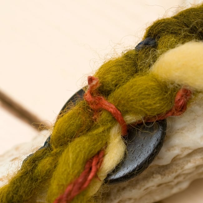 もこもこフェルトのヒッピーヘアバンド - 緑系の商品写真 5枚目 ウッドビーズの裏はこの様になっておりずらすことができるので、頭部分の長さ調節が可能です。