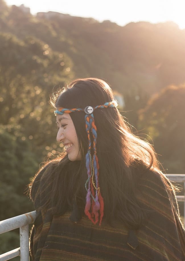 もこもこフェルトのヒッピーヘアバンド - 緑系の商品写真 6枚目 実際に付けてみるとこの様になります。