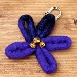 フェルトの大きなお花ブローチ　キルトピン - 青紫系×黒の商品写真