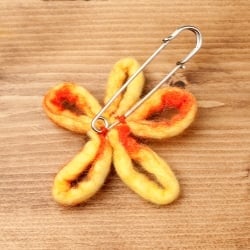 フェルトの大きなお花ブローチ 　キルトピン - 黄×オレンジ - サブ2