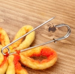 フェルトの大きなお花ブローチ 　キルトピン - 黄×オレンジ - サブ3