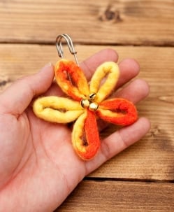 フェルトの大きなお花ブローチ 　キルトピン - 黄×オレンジ - サブ4