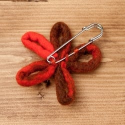 フェルトの大きなお花ブローチ　キルトピン - 赤系 - サブ2