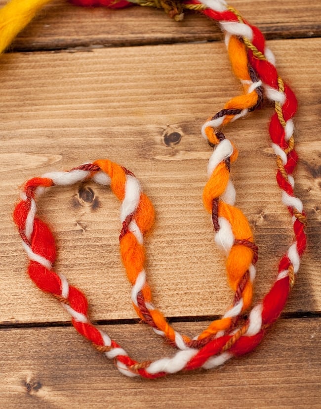 もこもこフェルトのヒッピーヘアバンド - 赤×オレンジ×黄×白系の商品写真 2枚目 アップにしてみました。ふわふわがとっても可愛いです。