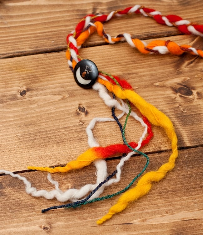 もこもこフェルトのヒッピーヘアバンド - 赤×オレンジ×黄×白系の商品写真 3枚目 フェルトがカラフルでとっても素敵です。