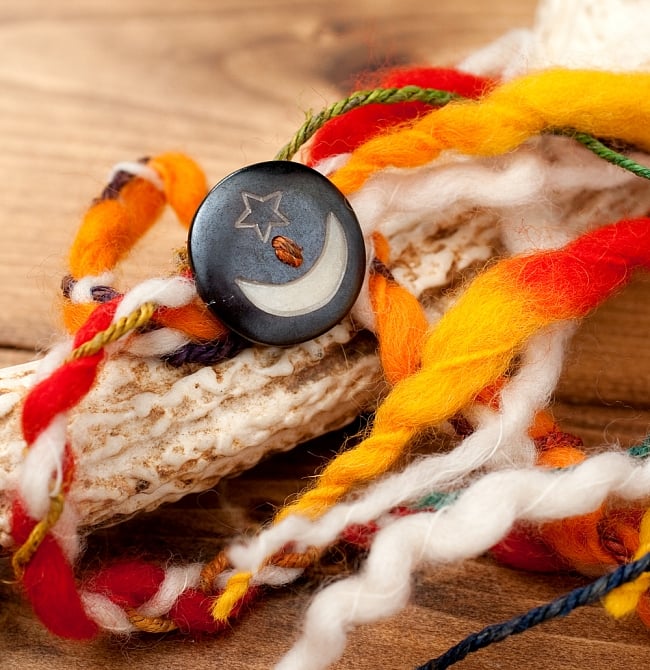 もこもこフェルトのヒッピーヘアバンド - 赤×オレンジ×黄×白系の商品写真 4枚目 モチーフをUPにしてみました。通す紐の色はひとつひとつ異なります。ご了承下さいませ。