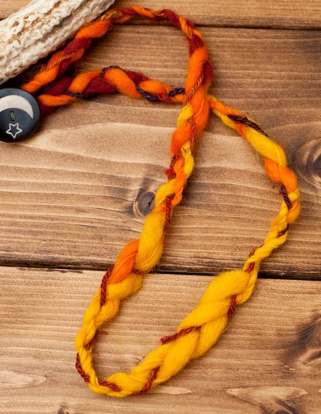 もこもこフェルトのヒッピーヘアバンド - 黄×オレンジ×赤茶系の商品写真 2枚目 アップにしてみました。ふわふわがとっても可愛いです。