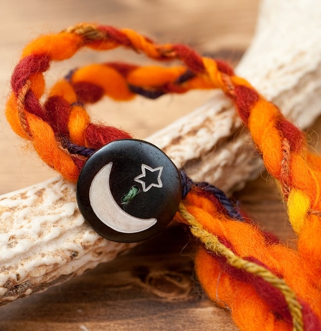 もこもこフェルトのヒッピーヘアバンド - 黄×オレンジ×赤茶系の商品写真 4枚目 モチーフをUPにしてみました。通す紐の色はひとつひとつ異なります。ご了承下さいませ。