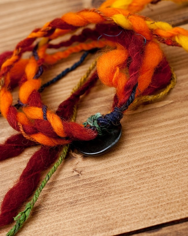 もこもこフェルトのヒッピーヘアバンド - 黄×オレンジ×赤茶系の商品写真 5枚目 裏はこの様になっておりずらすことができるので、頭部分の長さ調節が可能です。