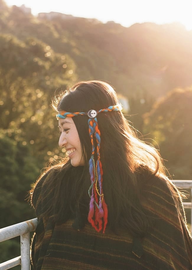 もこもこフェルトのヒッピーヘアバンド - 黄×オレンジ×赤茶系の商品写真 6枚目 実際に付けてみるとこの様になります。以下は同ジャンル品の写真となります。