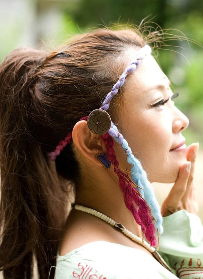 もこもこフェルトのヒッピーヘアバンド - 黄×オレンジ×赤茶系の商品写真 7枚目 カラフルでふわふわとした優しい雰囲気のヘアバンドです