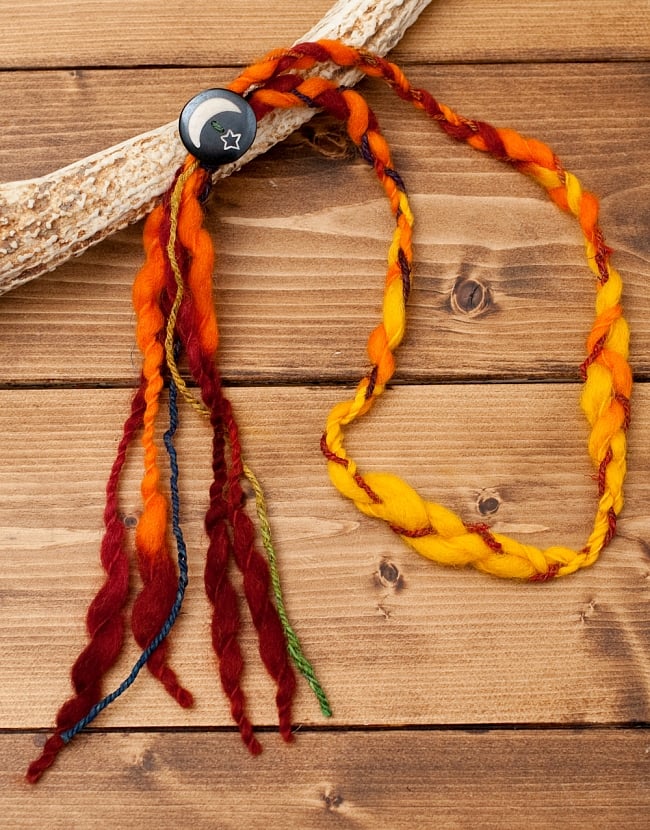 もこもこフェルトのヒッピーヘアバンド - 黄×オレンジ×赤茶系の商品写真 1枚目 全体の写真です。1つづつ手作りされているので、細かい配色などはそれぞれ異なります。