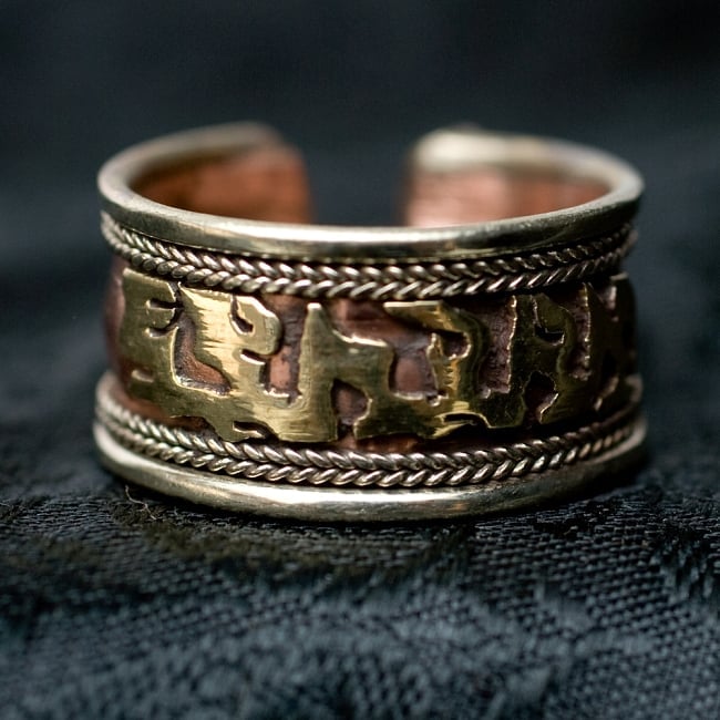 オンマニペメフム　真言リングの写真1枚目です。ネパールからやってきた指輪です
指輪,リング,真言,オンマニペメフム,ゴールド