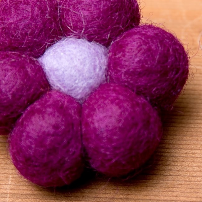 フェルトのお花ブローチ - 紫×藤色 3 - お花部分をアップにしてみました。フェルトの暖かな手触りが魅力的です。