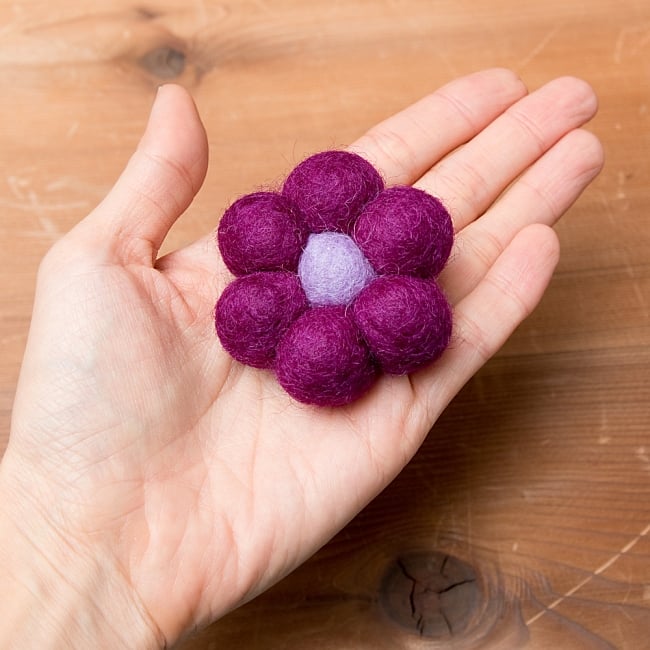 フェルトのお花ブローチ - 紫×藤色 4 - 大きさがわかるよう、手に持ってみました。