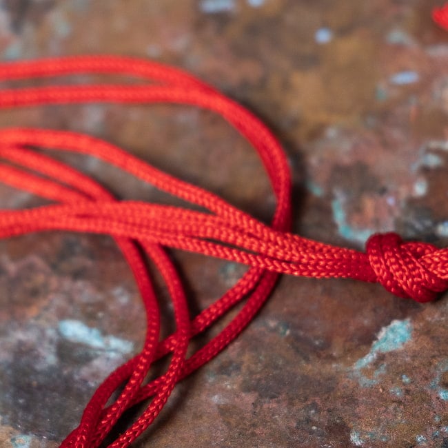 真鍮プレートのカヴァチ　シッダ・シュリー・ラクシュミー・カヴァチ　ヤントラ 8 - 紐も赤でかわいいです